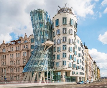 Un petit clin d’œil avant les vacances : cap sur l’insolite ! 6 article constructions originales maison dansante prague