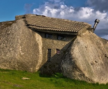 Un petit clin d’œil avant les vacances : cap sur l’insolite ! 8 article constructions originales maison perre portugal