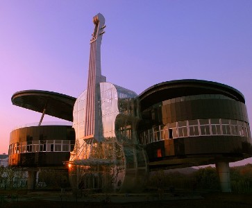 Un petit clin d’œil avant les vacances : cap sur l’insolite ! 1 article constructions originales maison piano huainan