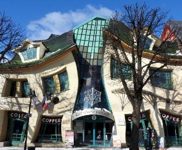 Un petit clin d’œil avant les vacances : cap sur l’insolite ! 3 article constructions originales maison tordue sopot