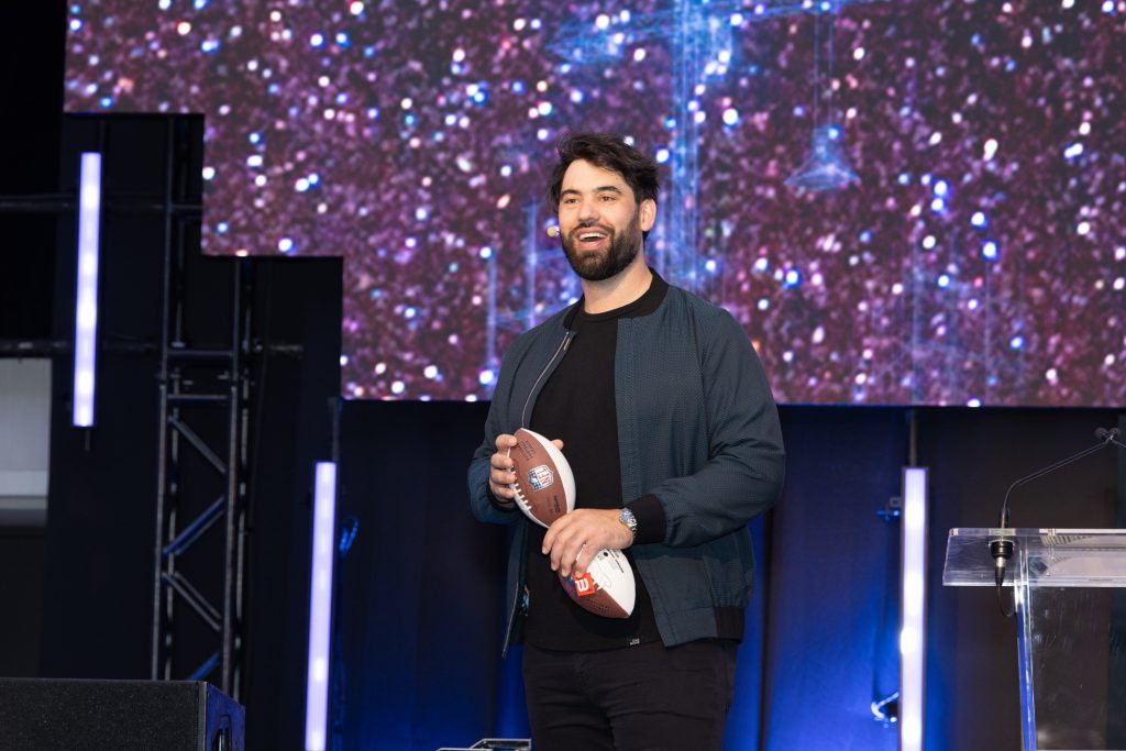 Laurent Duvernay-Tardif, ancien joueur de la NFL, résident en médecine, entrepreneur et philanthrope avec ballon de football