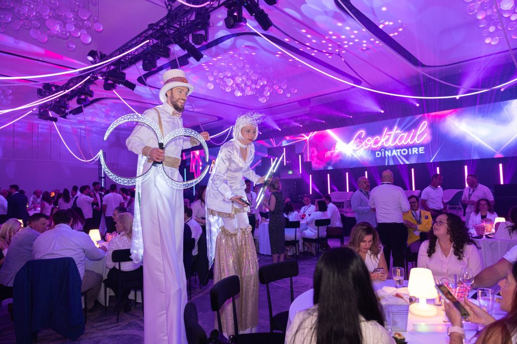 Ambiance lors du cocktail dînatoire avec personnes sur des échasses
