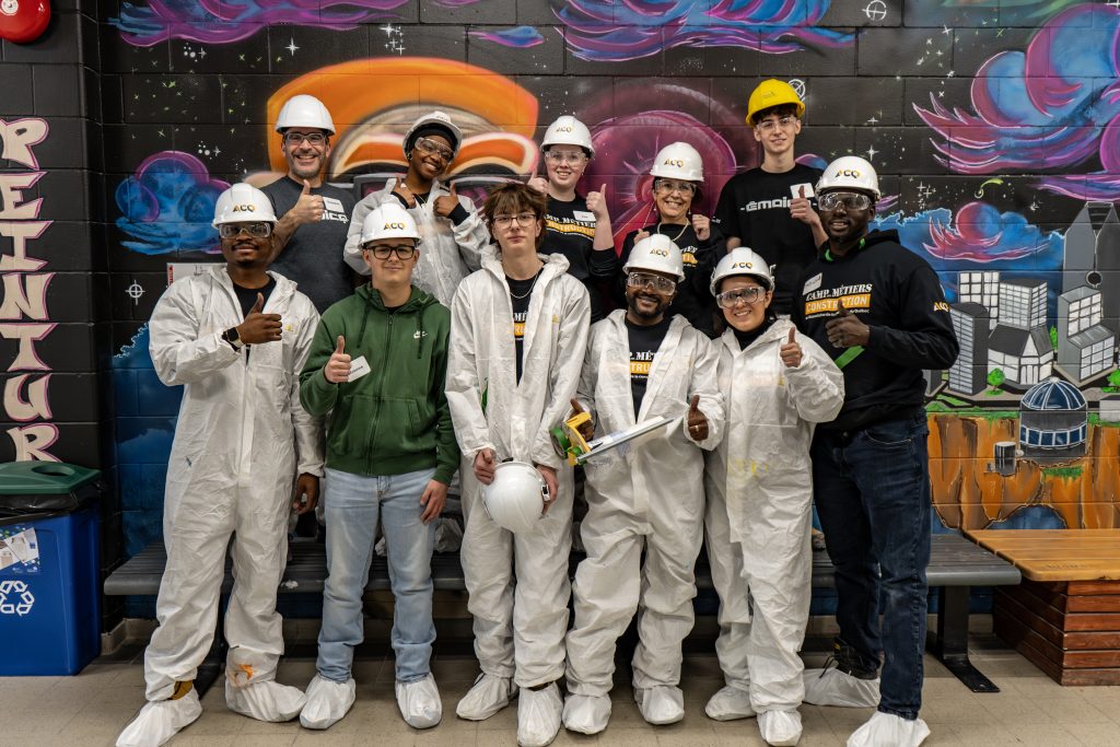 Photo d'un groupe de participants au CMC à un atelier de peinture