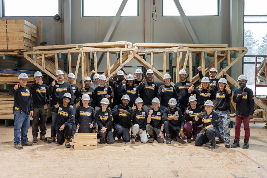 Photo d'un groupe de participants au CMC dans un atelier de menuiserie