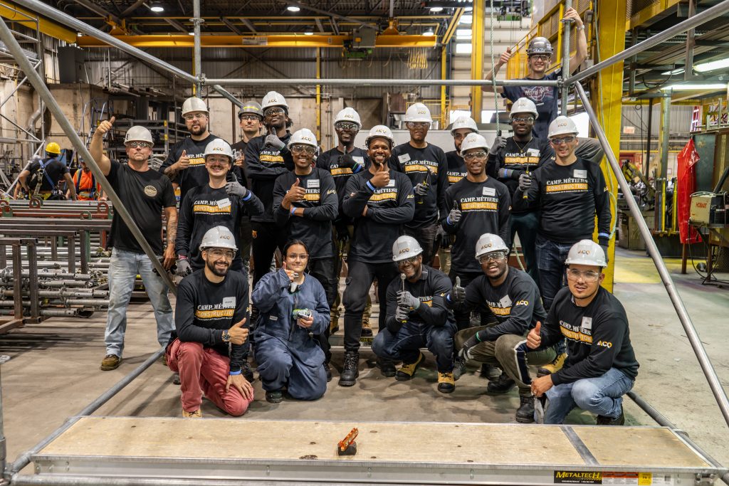 Photo d'un groupe de participants au CMC dans un atelier de menuiserie