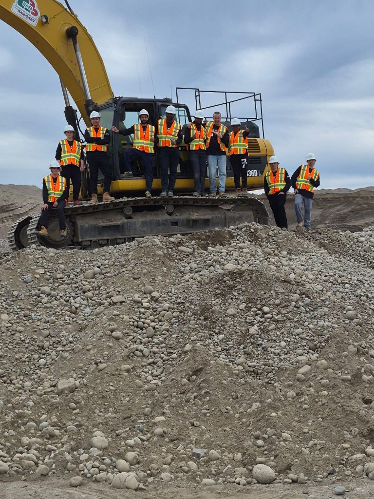 Photo d'un groupe de participants au CMC dans un atelier de conduite d'engins de chantier