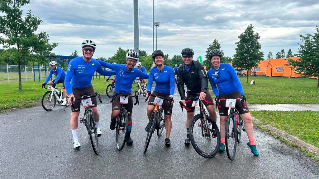 Défi relevé pour l’ACQ au Grand défi Pierre Lavoie 6 5 membres souriants de l'équipe ACQ sur leur vélo pour le GDPL