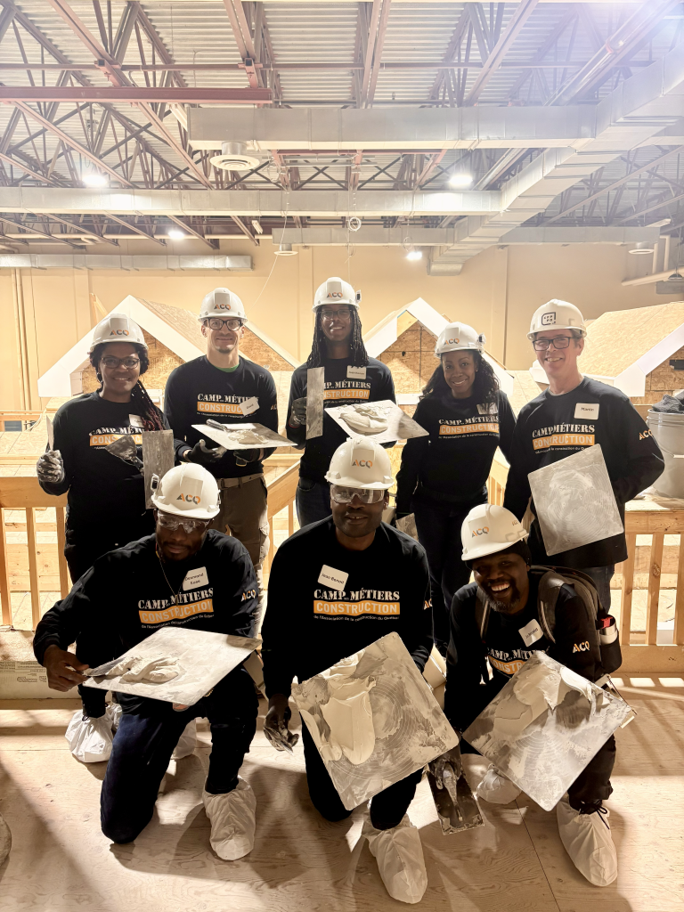 Photo d'un groupe de participants au CMC dans un atelier de platrage