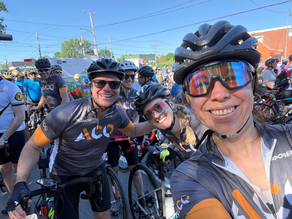 Défi relevé pour l’ACQ au Grand défi Pierre Lavoie 5 Des membres souriants de l'équipe ACQ posent sur leur vélo pour un égoportrait