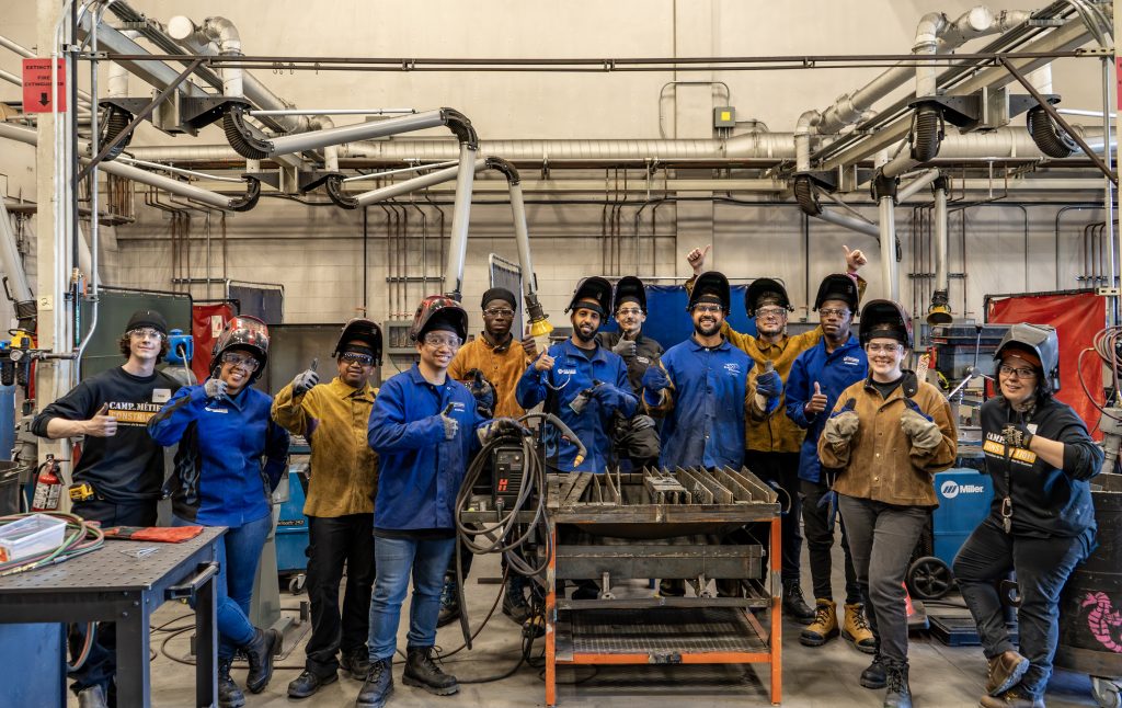 Photo d'un groupe de participants au CMC dans un atelier de soudure