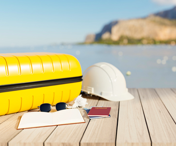 Casque de construction avec valise, lunettes de soleil, passeport